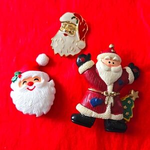 Lot of 3 Santa Claus brooches.